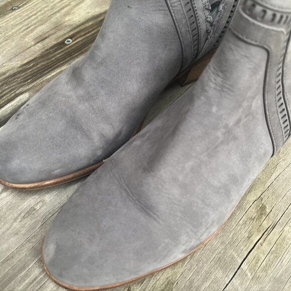 Vince Camuto Gray Leather Pimmy Ankle Boots Size 8 - Picture 4 of 11